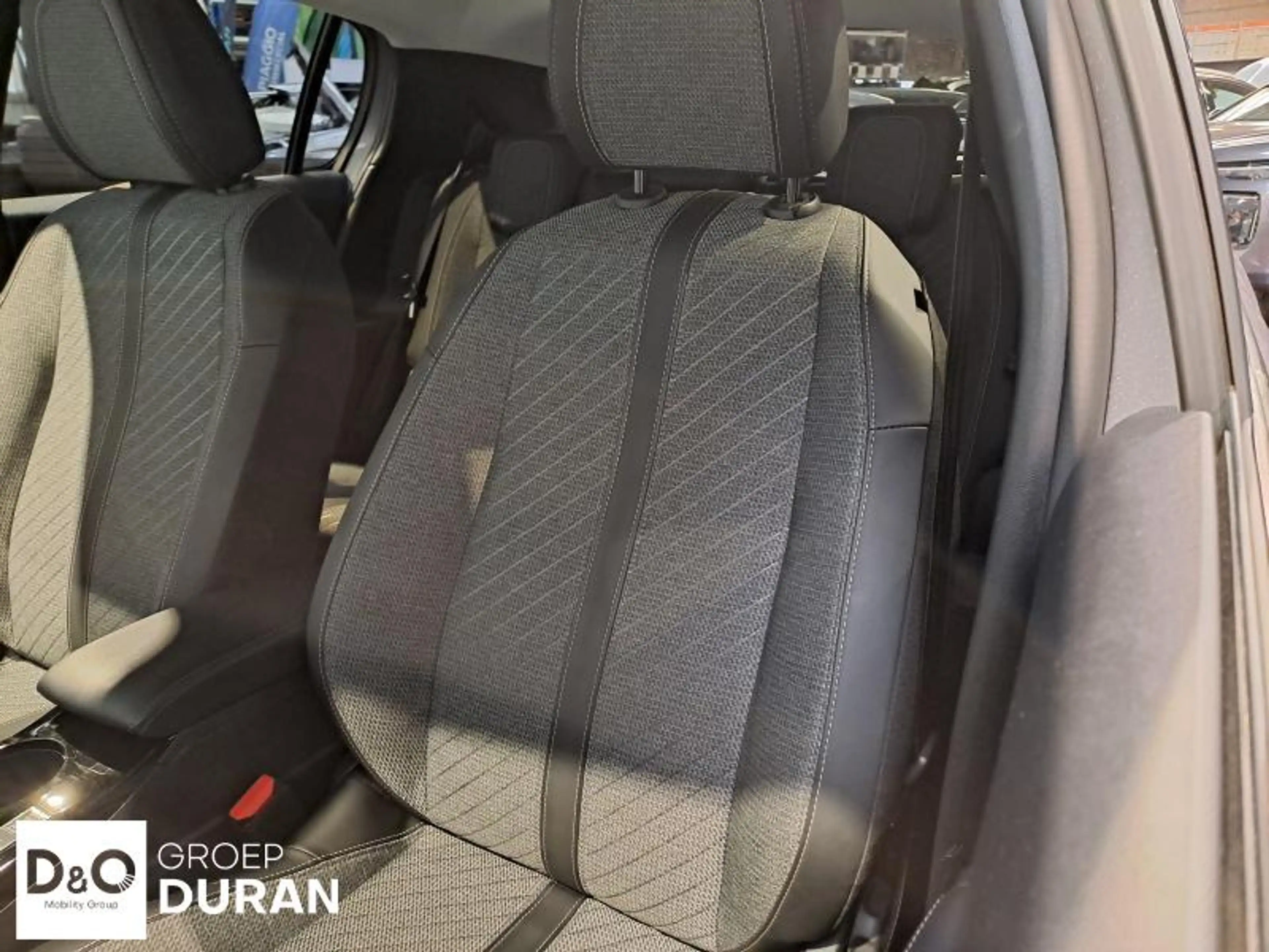 Peugeot 208 Allure 1.2 Turbo Man.6 — photo 9