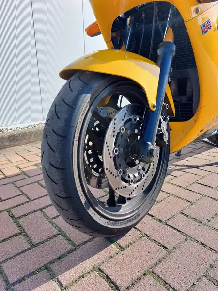 Triumph Daytona 900 - foto 8