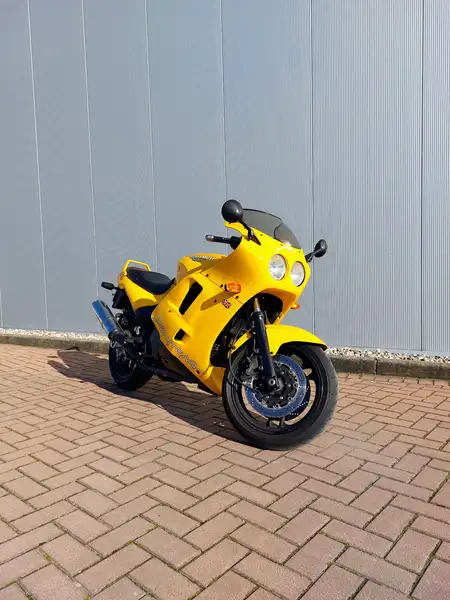 Triumph Daytona 900 - foto 2