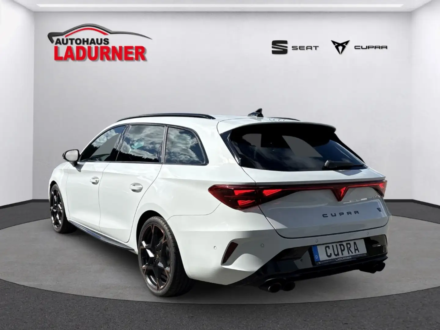 CUPRA Leon Sportstourer VZ 2.0 TSI 4Drive *AHK+MATRIX* Weiß - 2