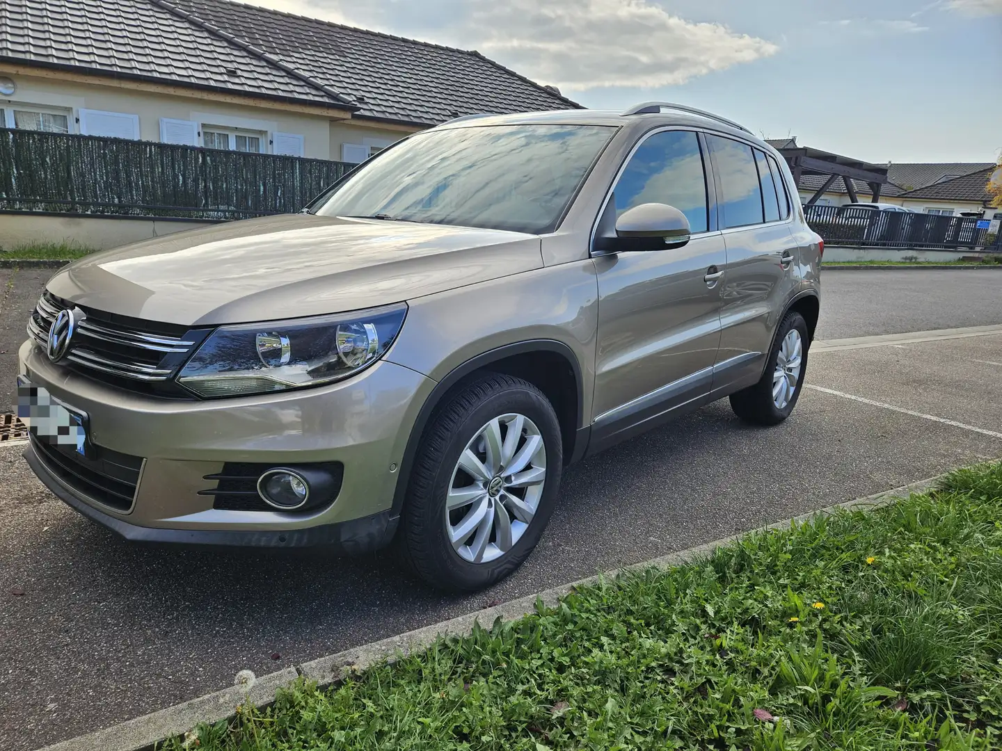 Volkswagen Tiguan Tiguan 2.0 TDI 140 sport&style 4 Motion attache remorque, camera.... Argent - 1