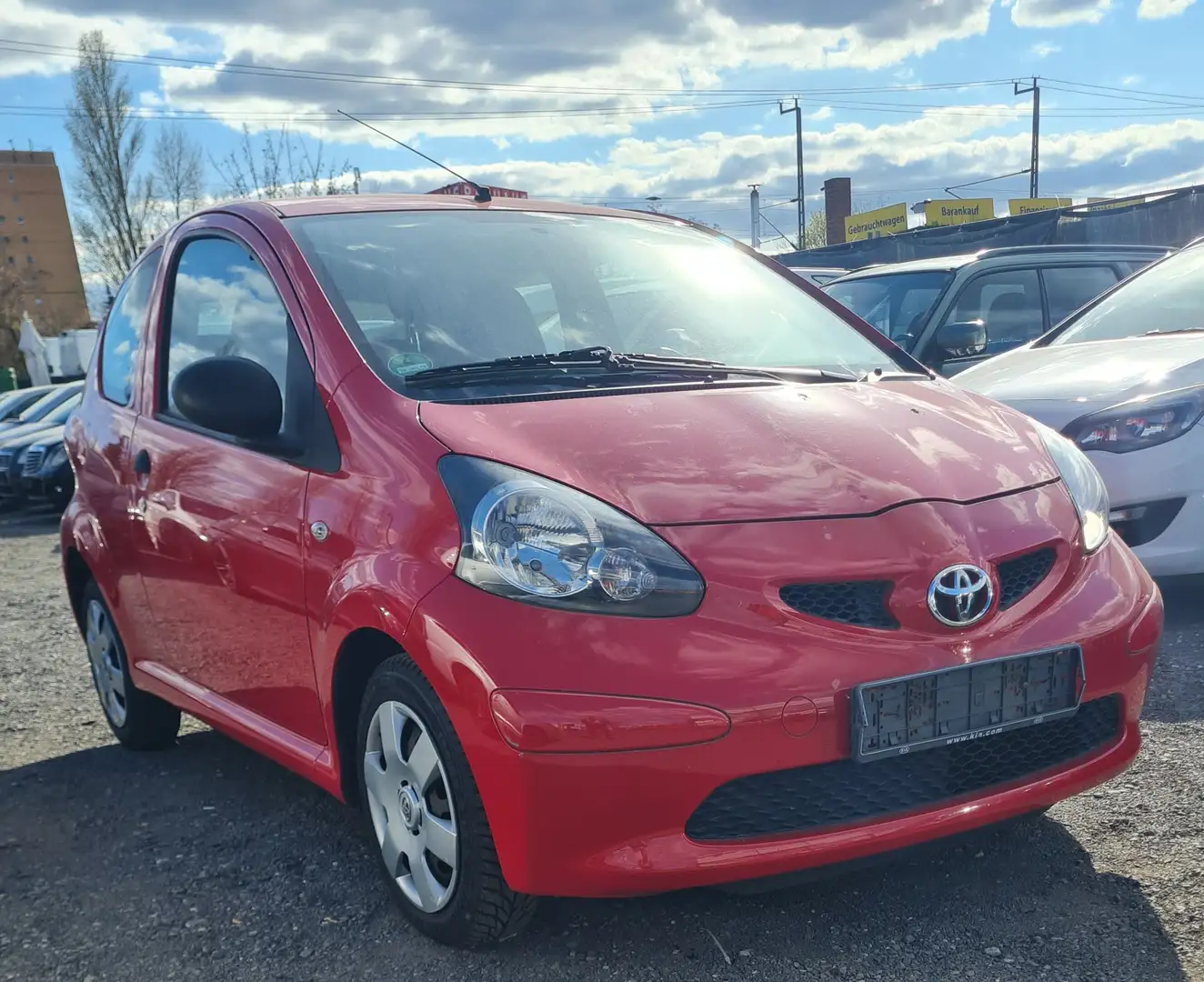 Toyota Aygo Basis / Kleinwagen Rot - 2