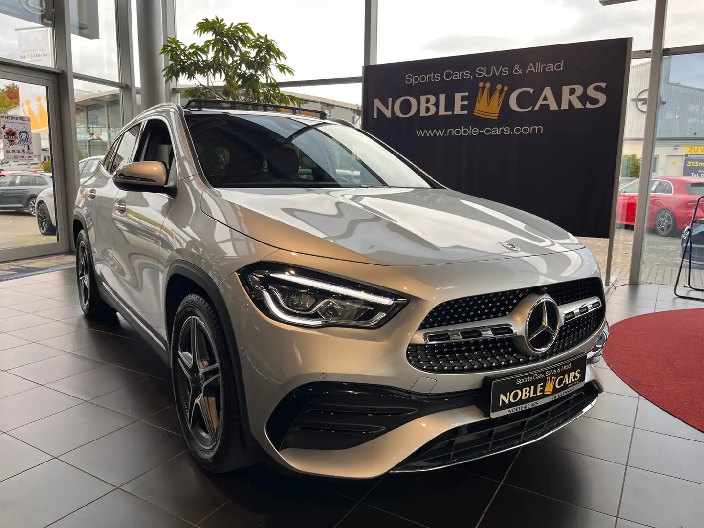 Mercedes-Benz GLA 250 4Matic AMG Line PANO LED NAVI Silber - 1