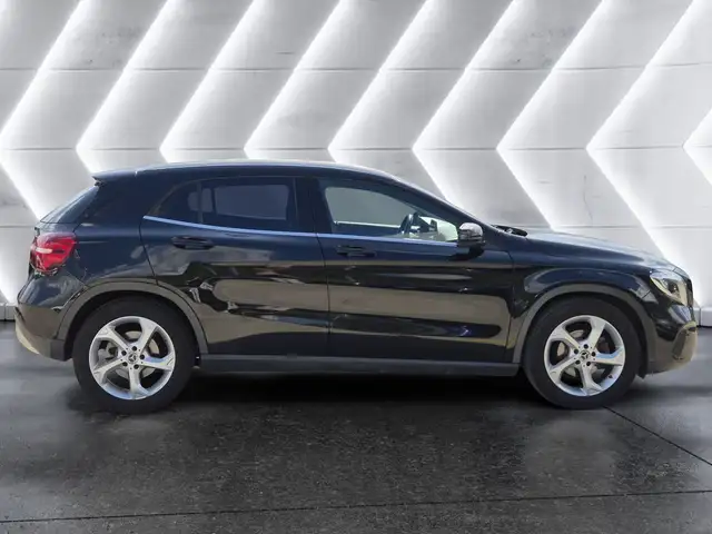 Mercedes-Benz Gla view 3