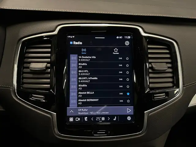 Volvo XC90 view 25