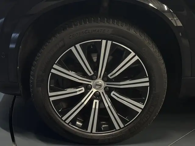 Volvo XC90 view 9