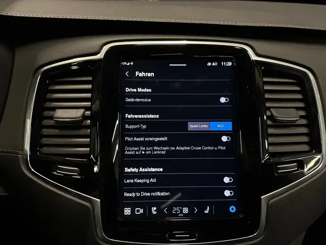Volvo XC90 view 24