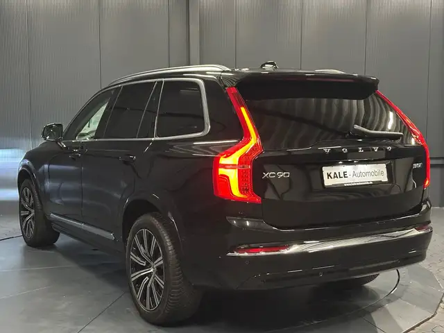 Volvo XC90 view 3