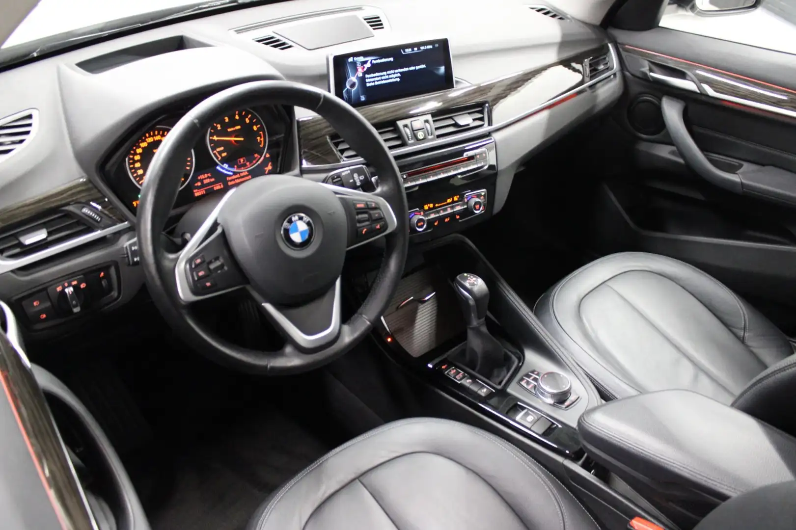 BMW X1 XDrive20i xLine / Pano / HUD / Camera / Leder / Na Wit - 2