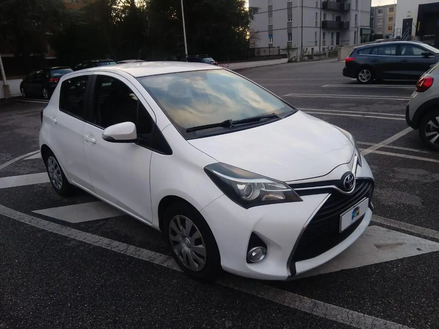 Toyota Yaris 1.0 5 porte Lounge Wit - 1