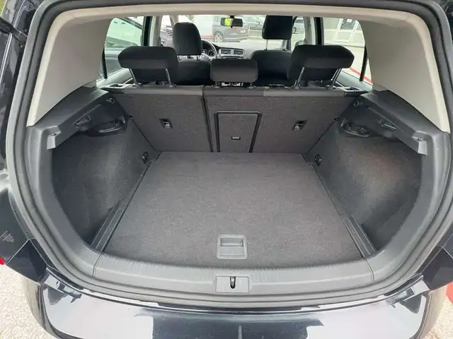 Volkswagen Golf view 8