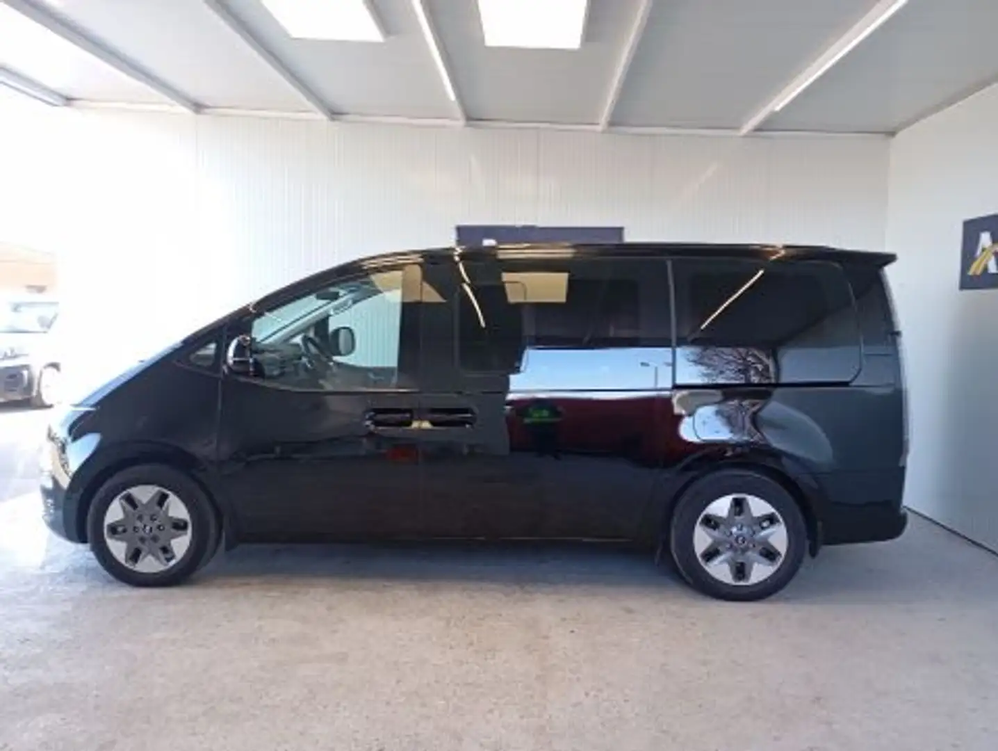 Hyundai STARIA 2.2CRDi 9S Tecno 177 Aut. Negro - 2