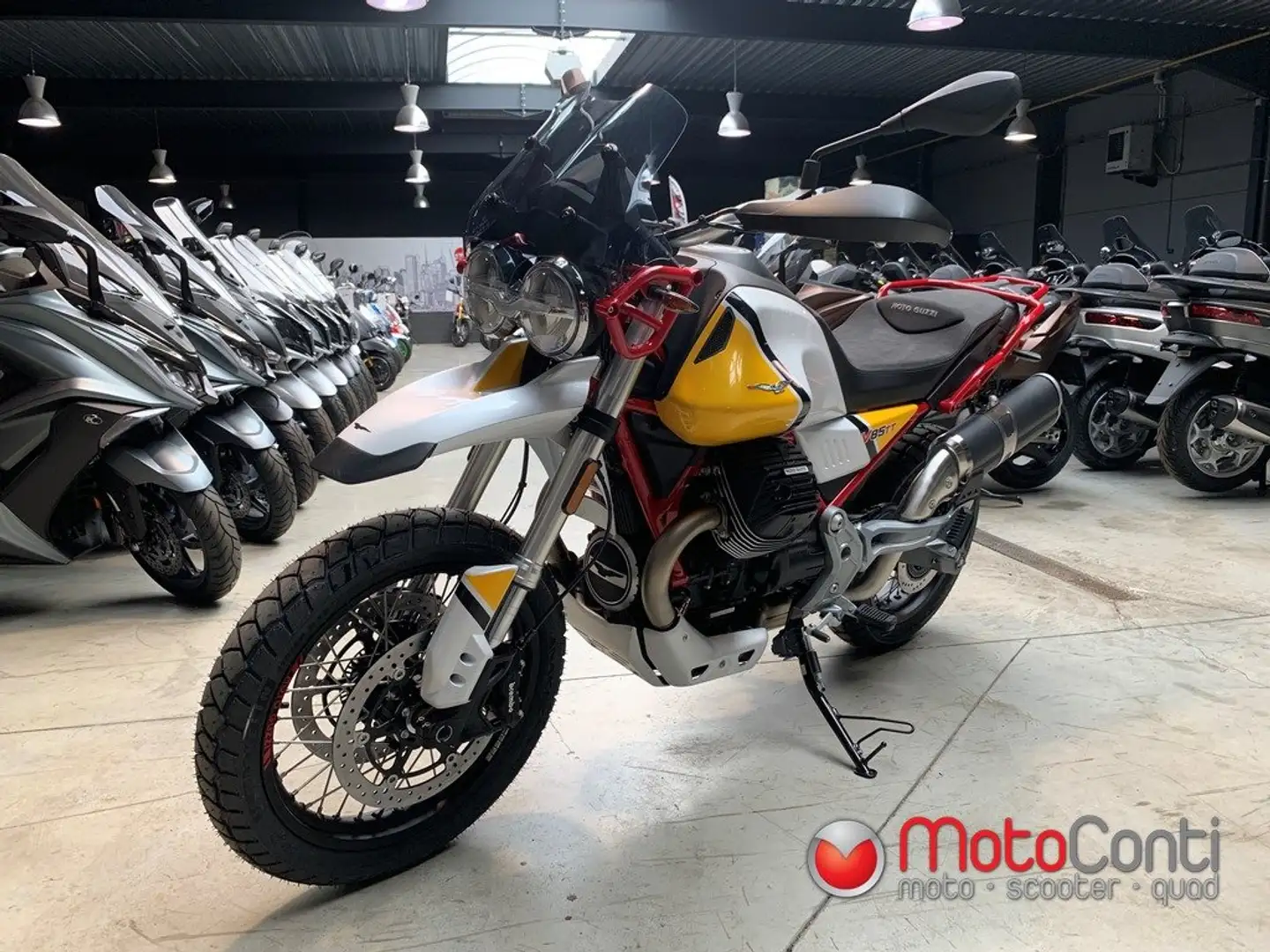 Moto Guzzi V 85 TT Red - 1