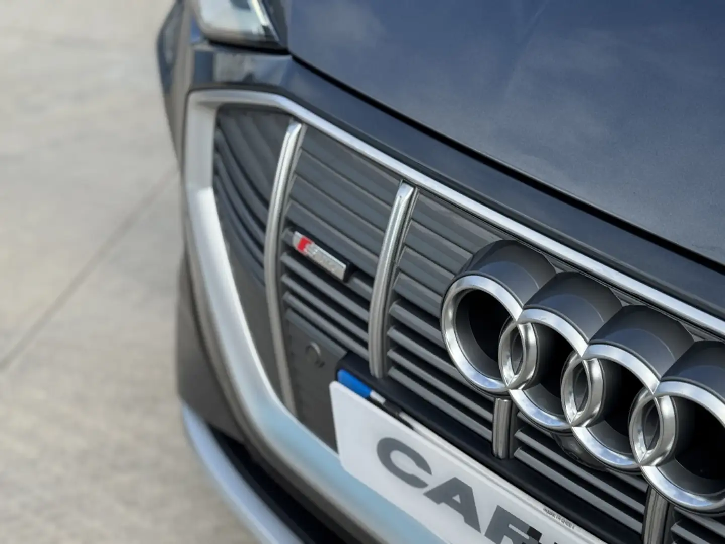 Audi e-tron Sportback 55 quattro S line Grau - 2