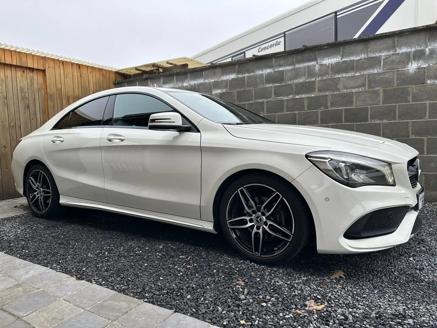 Mercedes-Benz CLA 180 AMG Led Navi Alcantara BT Camera Dodehoek 45000km Wit - 1