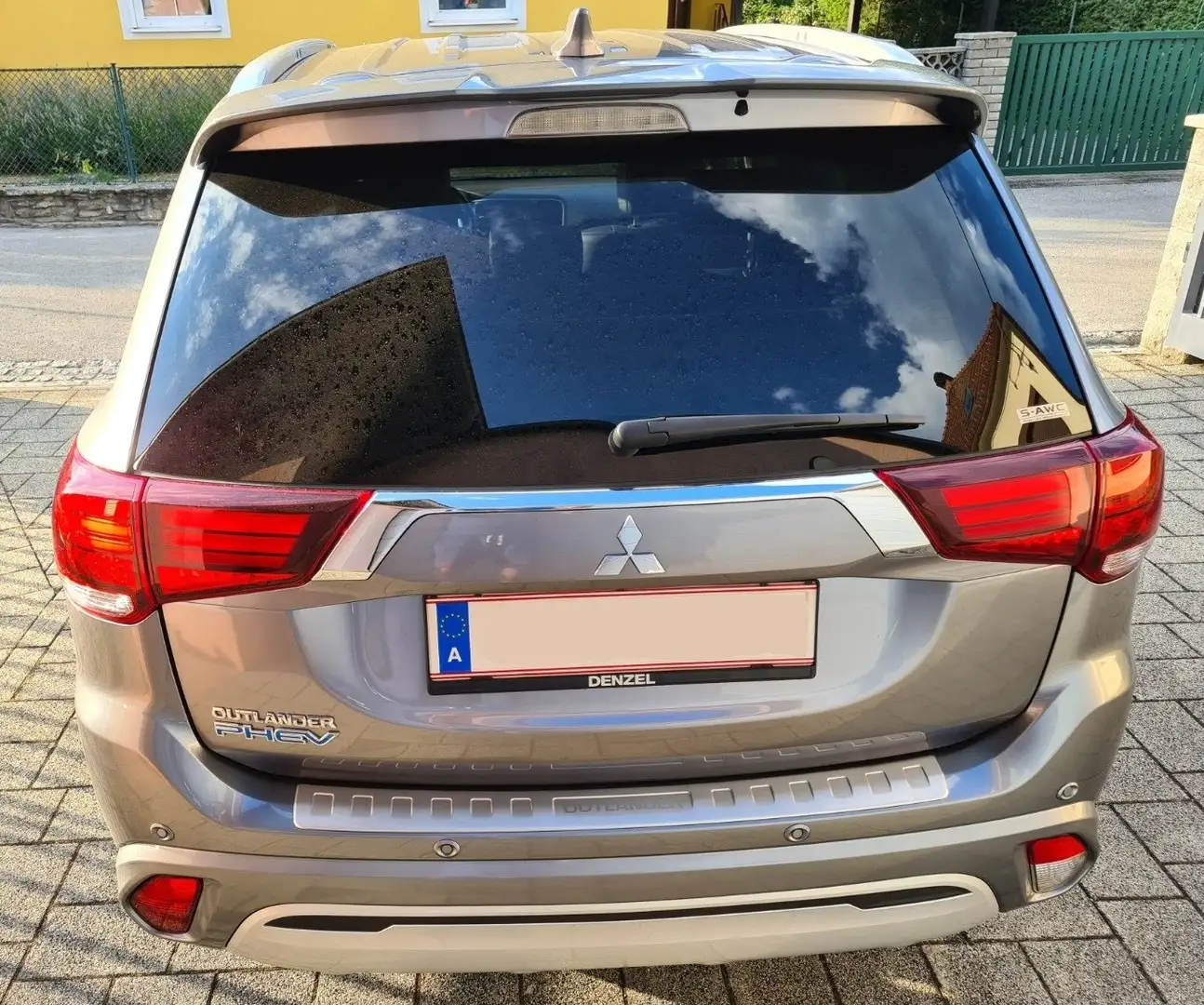 Mitsubishi Outlander 2,4 - 4WD PHEV Intense+ SUV/Geländewagen Grau - 2