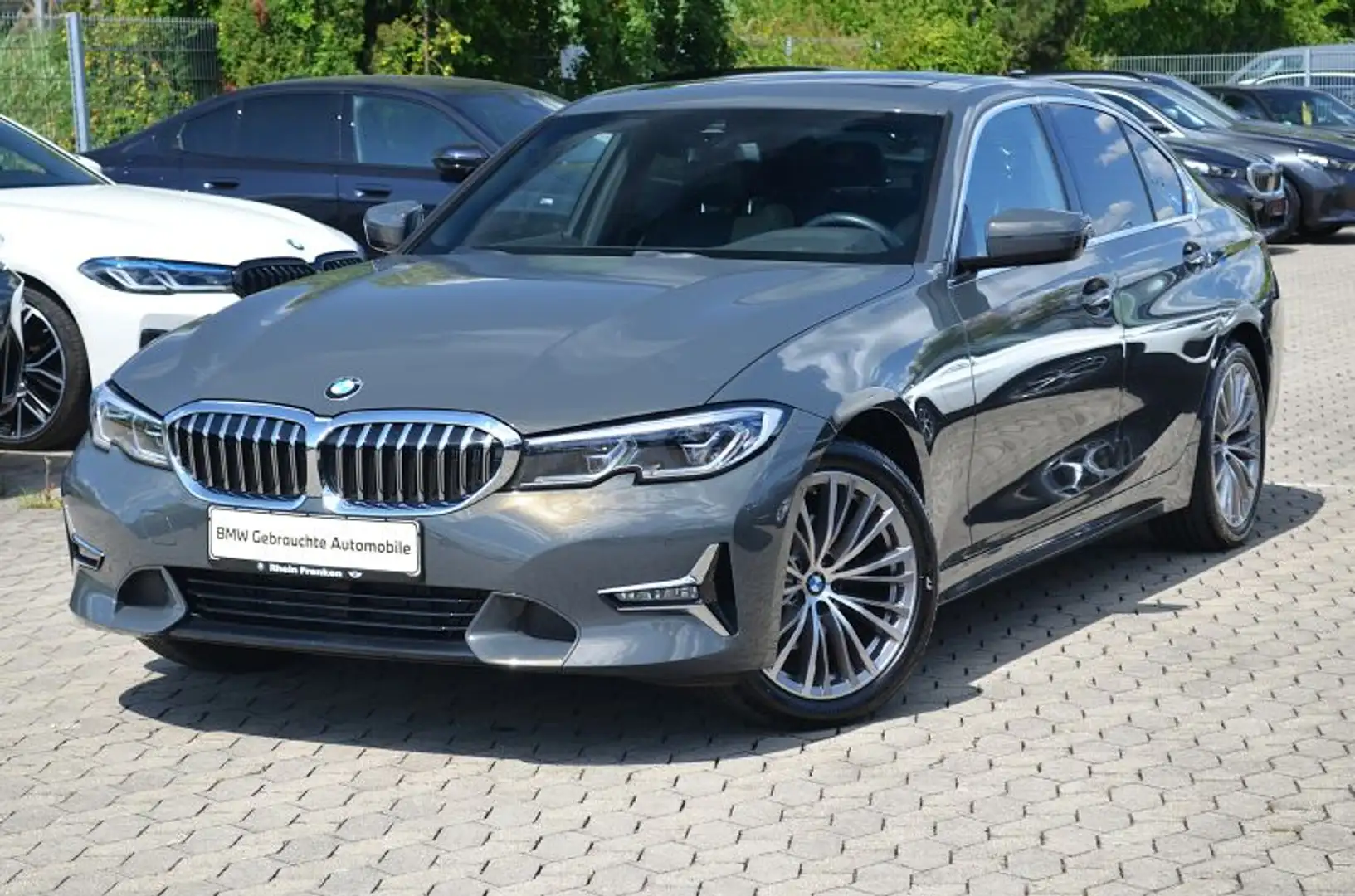 BMW 320 i Luxury Line LiveCptProf.AHK.Laser.Kam.Glasd Grau - 2