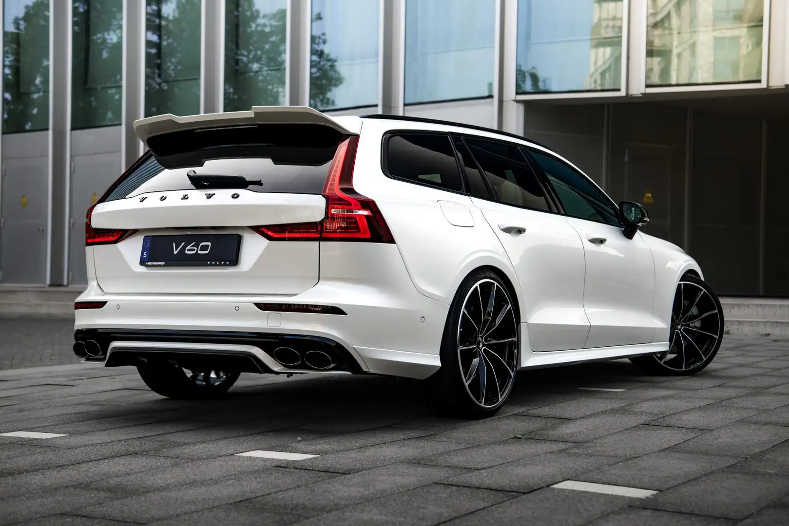 Volvo V60 2.0 T8 Plug-in hybrid AWD Ultra Dark | HEICO Exter Білий - 2
