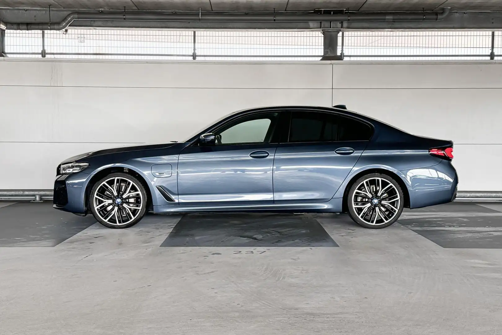 BMW 530 5 Serie Sedan 530e Business Edition Plus | Blauw - 2