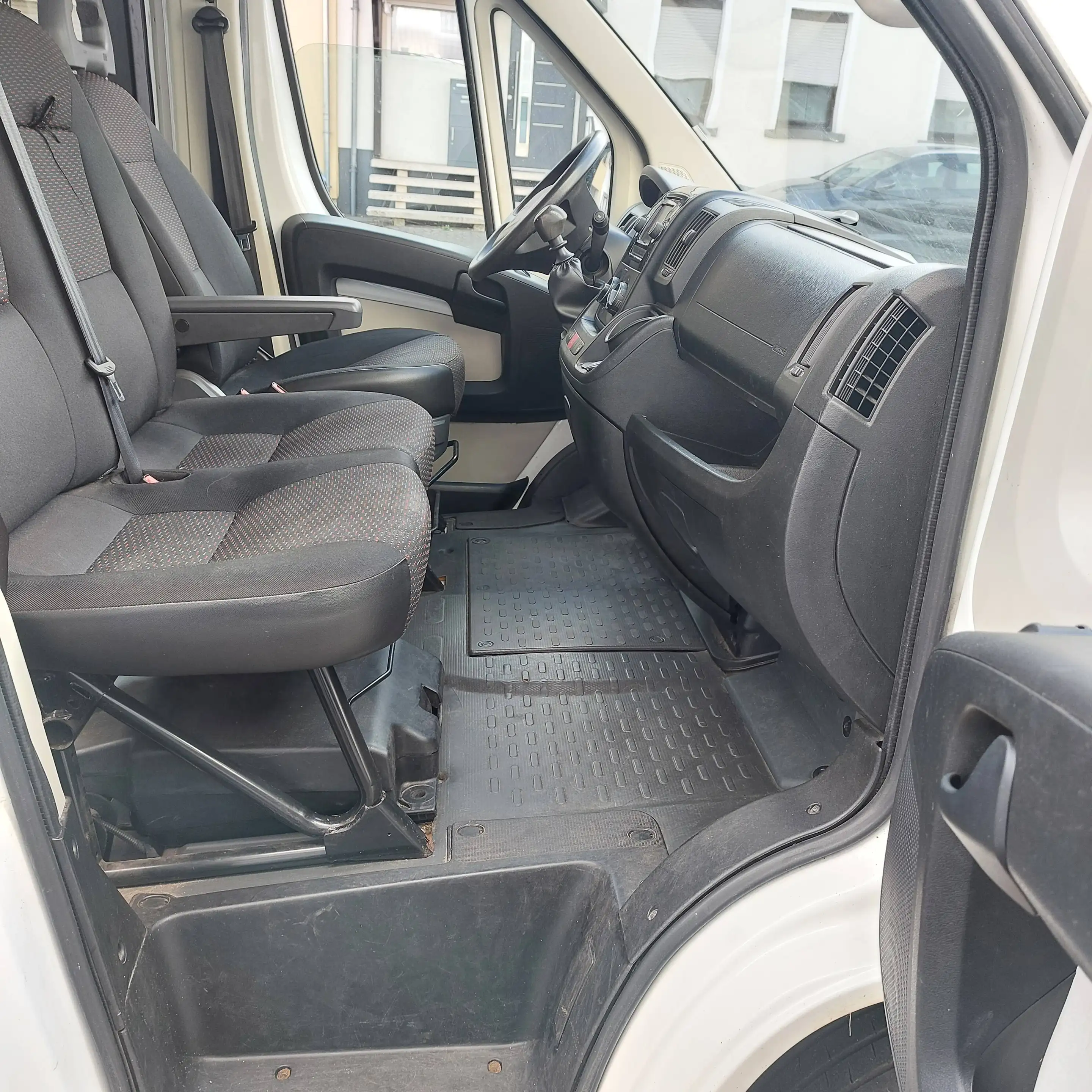 Peugeot Boxer 330 L1H1 Komfort HDi 1-HAND KLIMA TUV-NEU 9-Sitzer — photo 12