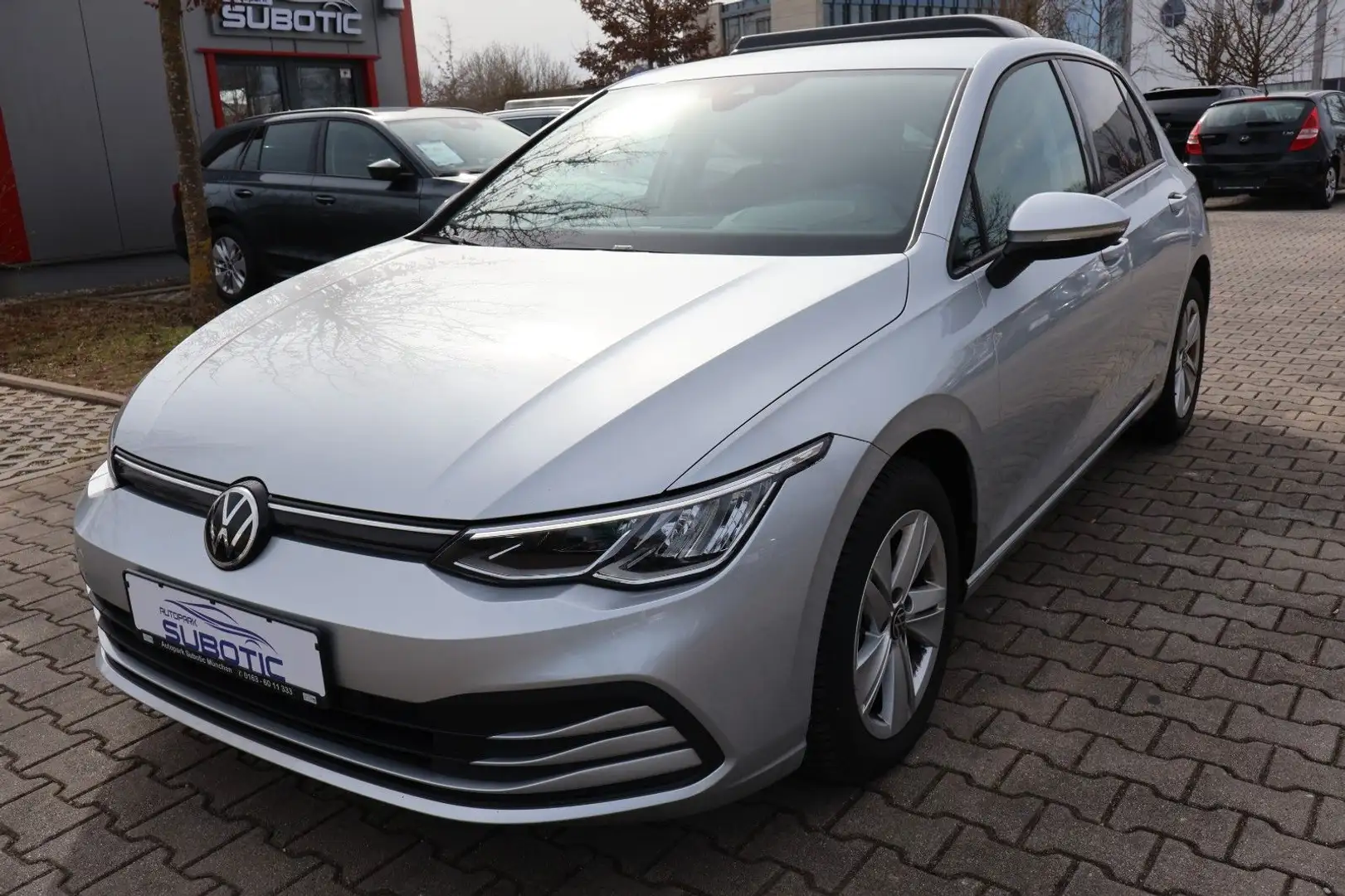 Volkswagen Golf VIII Lim. Life Silber - 1