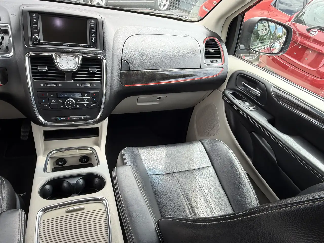 Chrysler Town & Country снимка Chrysler Town & Country
