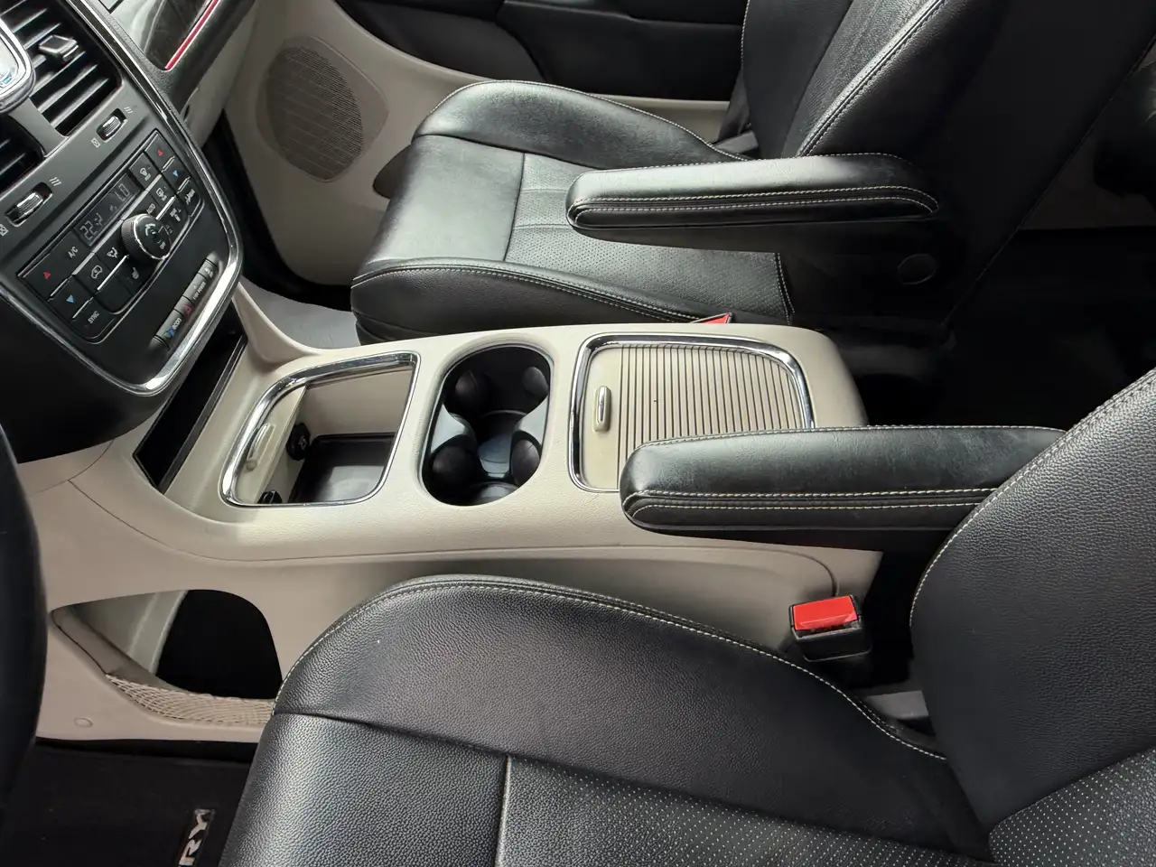 Chrysler Town & Country снимка Chrysler Town & Country