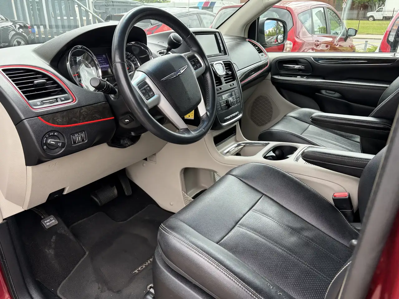Chrysler Town & Country снимка Chrysler Town & Country
