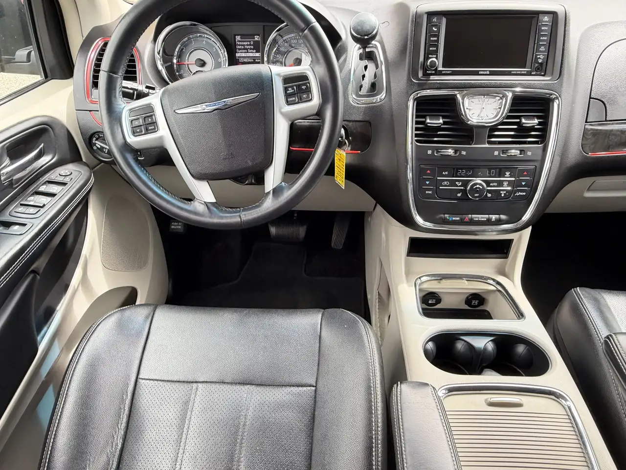 Chrysler Town & Country снимка Chrysler Town & Country