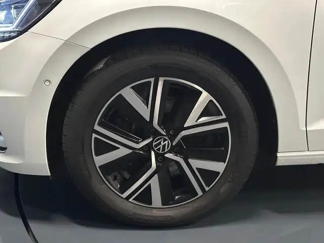 Volkswagen Touran view 9