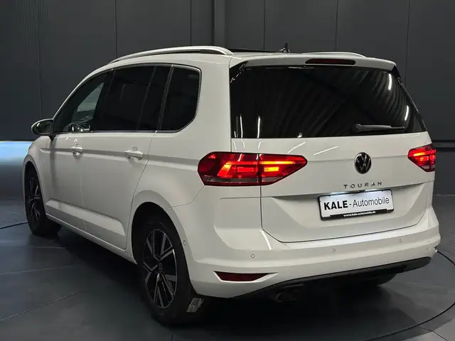 Volkswagen Touran view 3