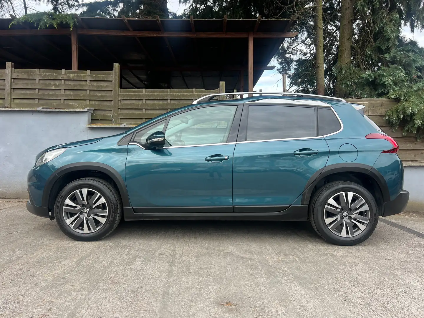 Peugeot 2008 1.2i 130cv PureTech Allure S Automatique Bleu - 2
