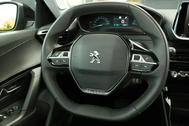 Peugeot E-2008 view 13
