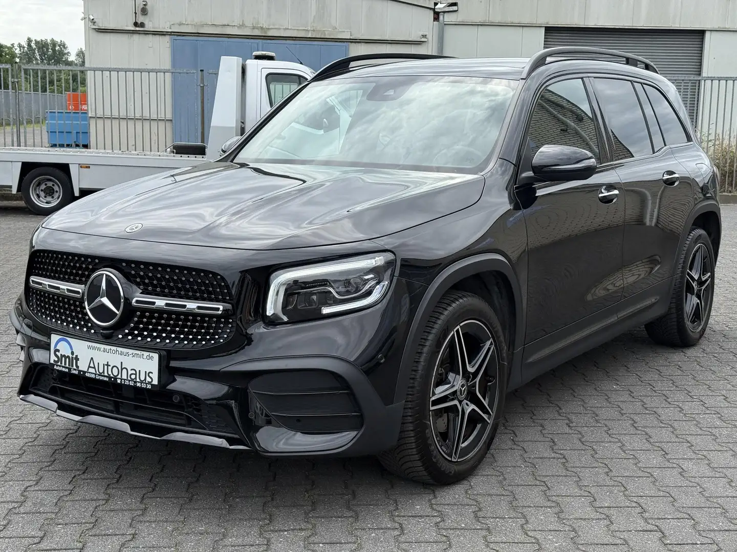 Mercedes-Benz GLB 200 GLB 200 d AMG Night/ Multibeam/ Panorama/ 7 Seat Zwart - 2