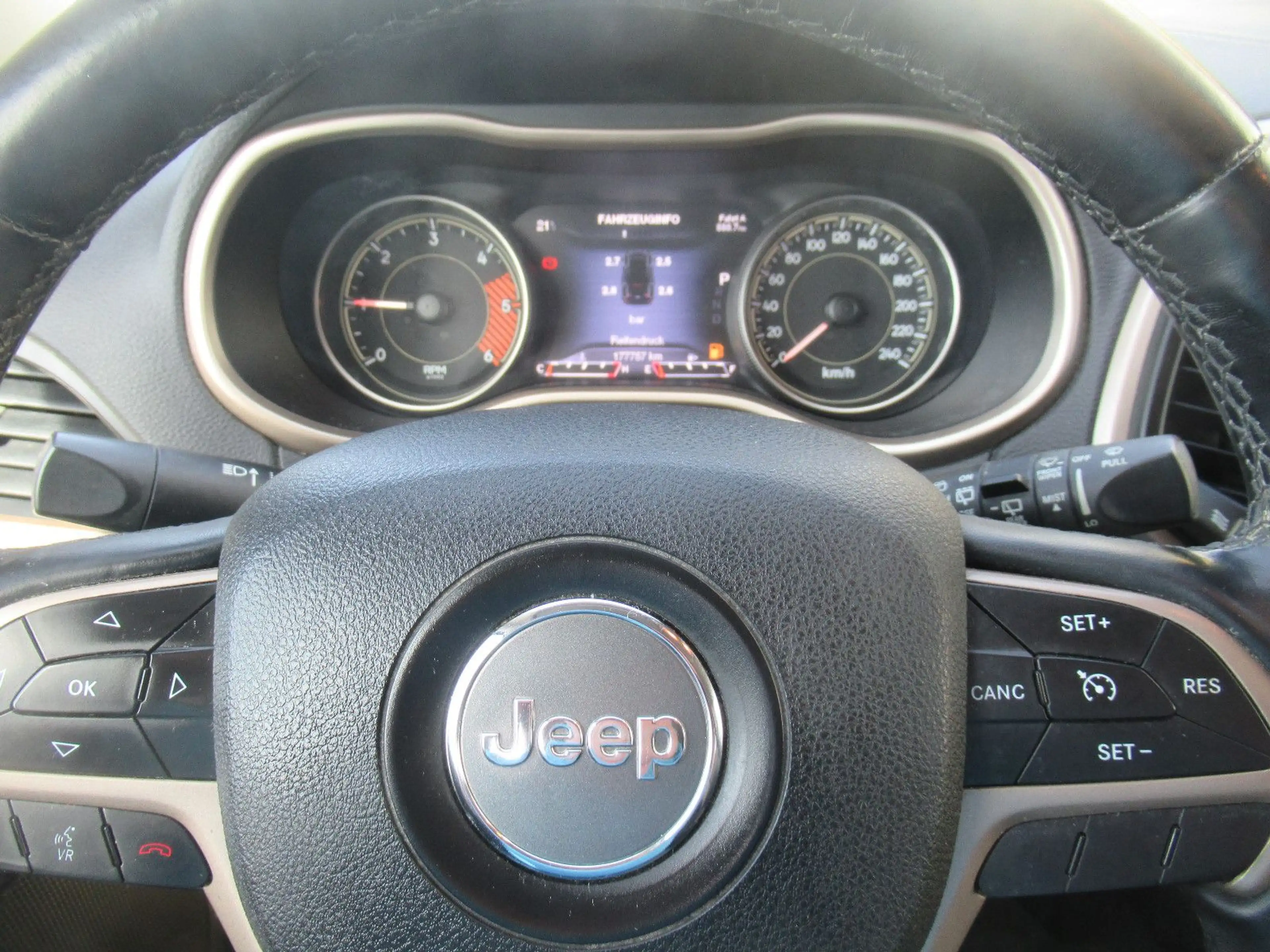 Jeep Cherokee Limited 4WD XENON19ZOLL NAVI KAMERA AHK — photo 8