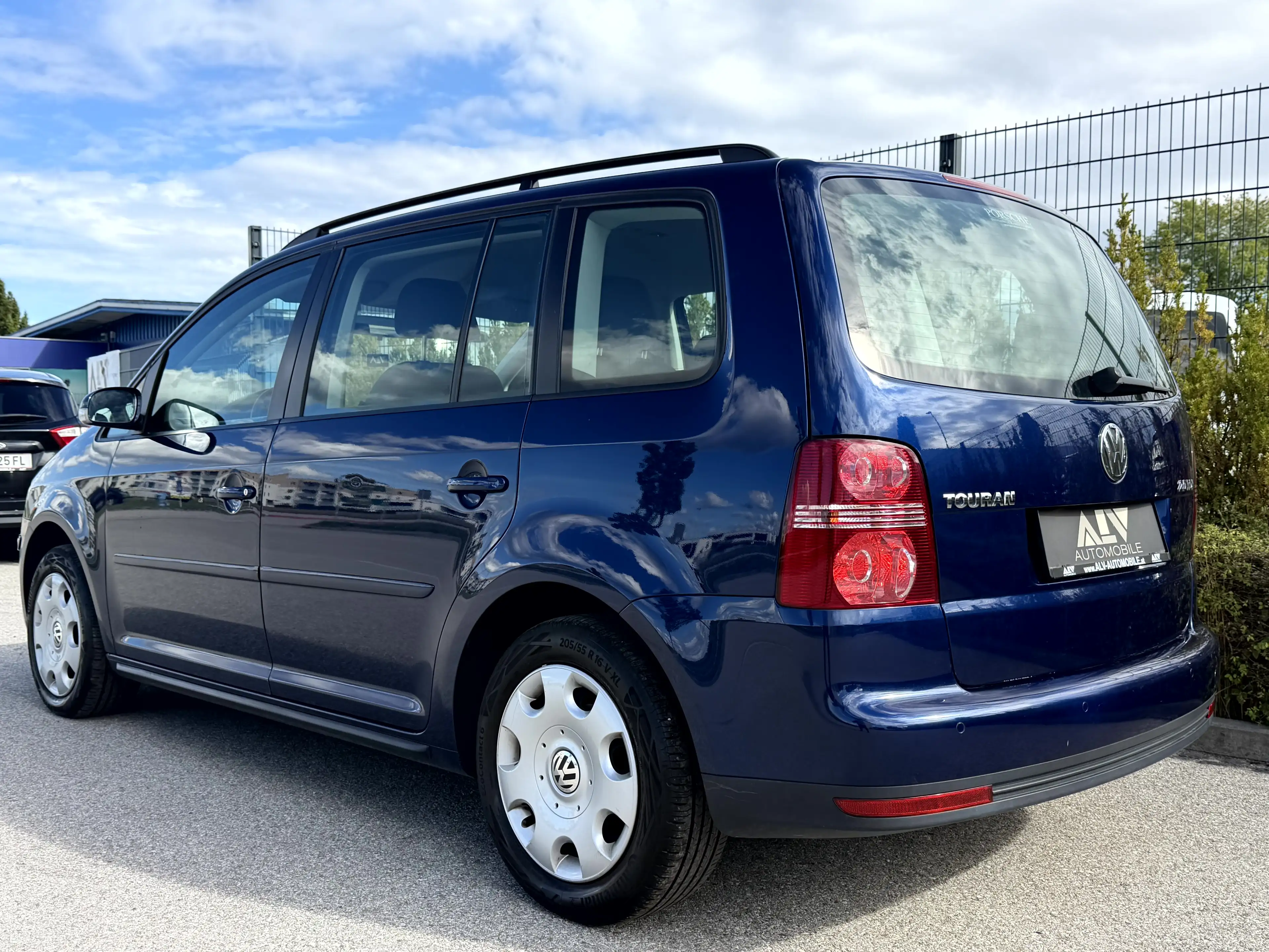 Volkswagen Touran Trendline 2,0 TDI DSG Automatik Xenon 1.Besitz! — photo 2