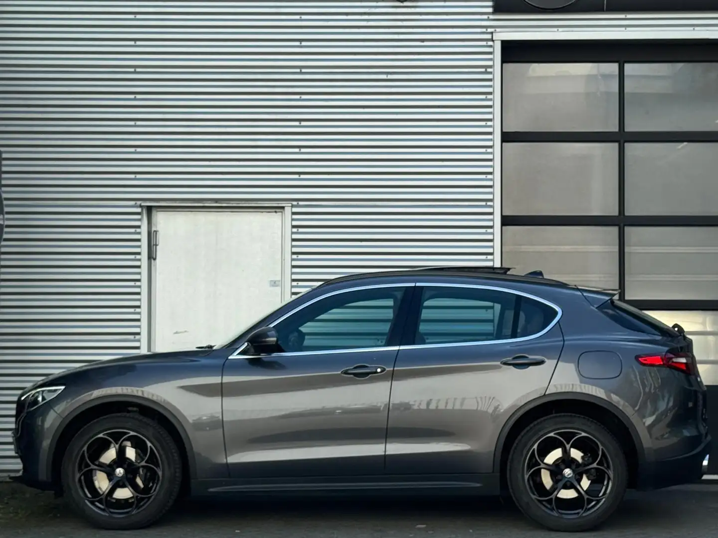 Alfa Romeo Stelvio 2.0 T AWD First Edition|Veloce|Pano|Trekhaak|Camer Grijs - 2