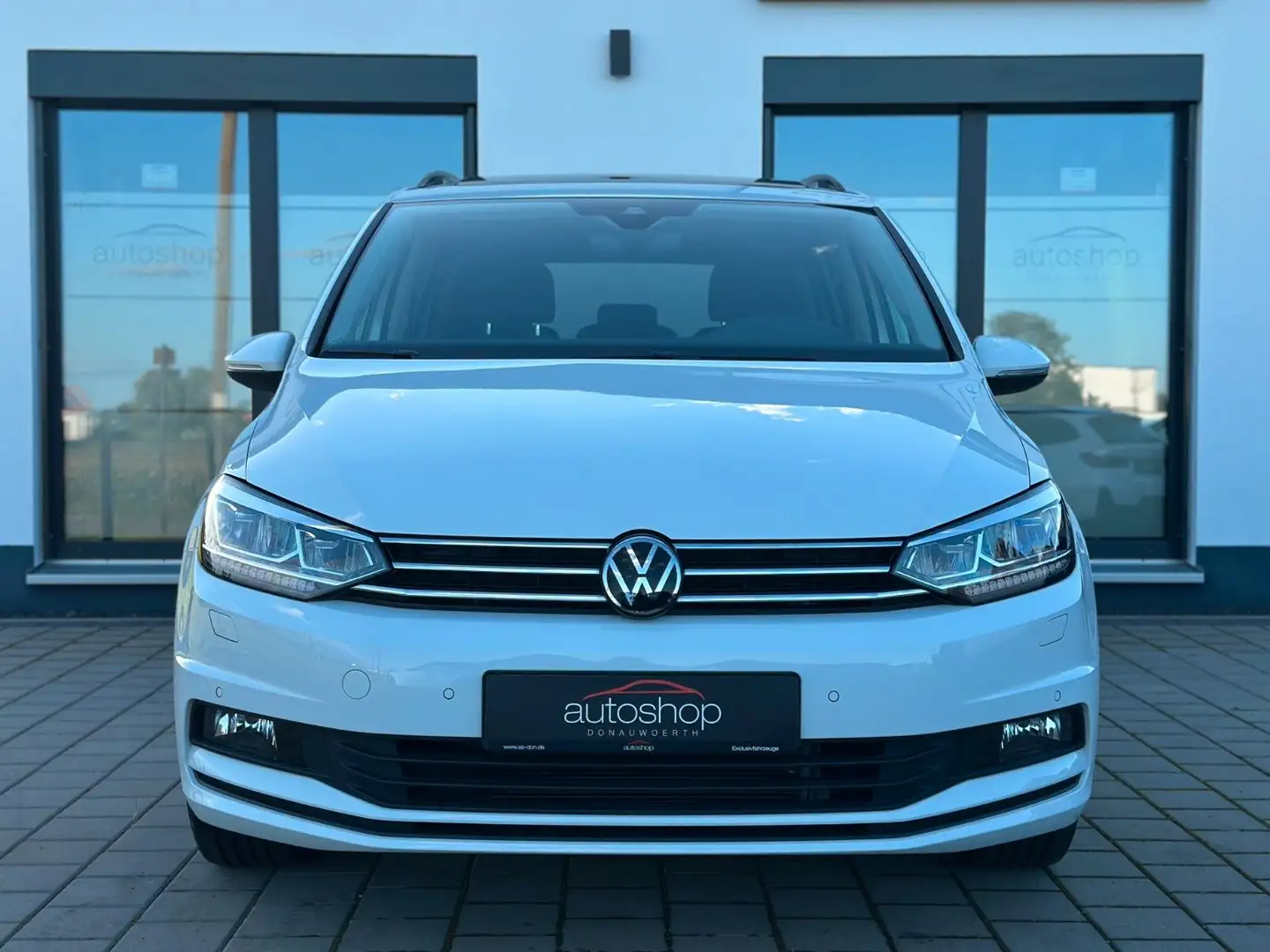 Volkswagen Touran 1.5 TSI /Pano/AHK/StHzG/7-Sitzer/DynAudio Weiß - 2
