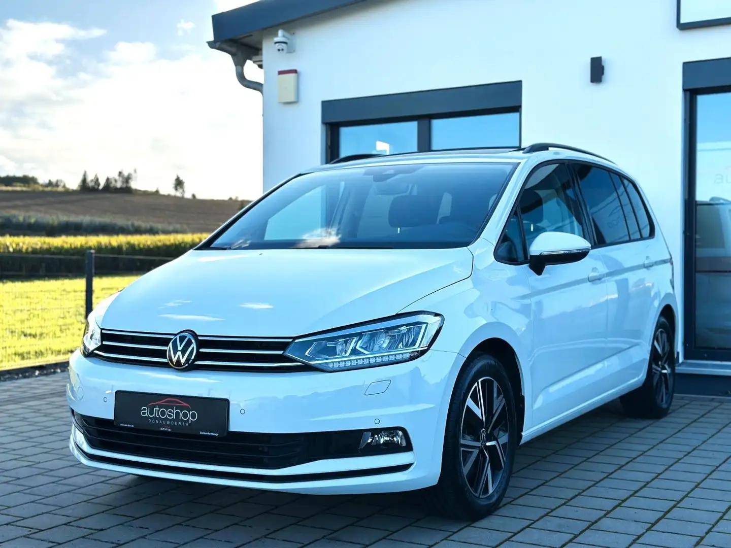 Volkswagen Touran 1.5 TSI /Pano/AHK/StHzG/7-Sitzer/DynAudio Weiß - 1