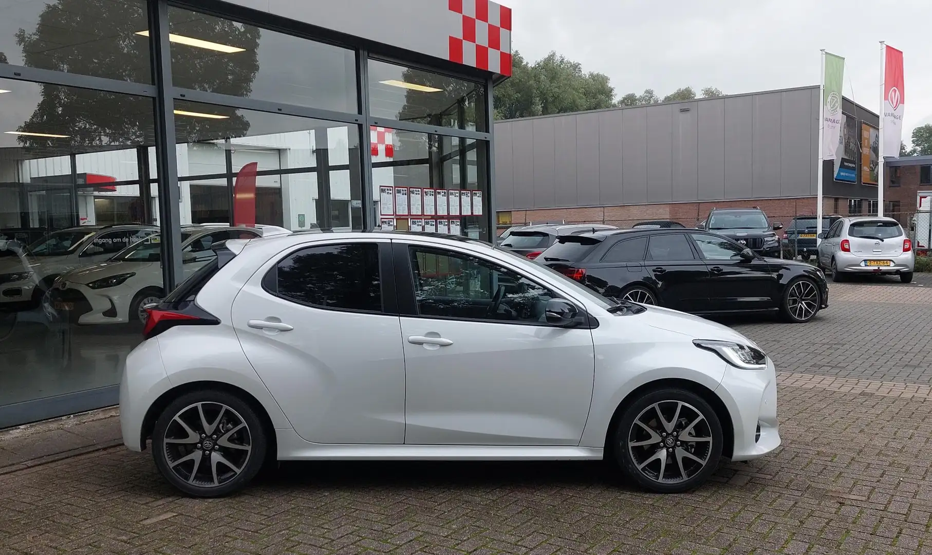 Toyota Yaris 1.5 Hybrid Executive Pano 17 inch Wit - 2