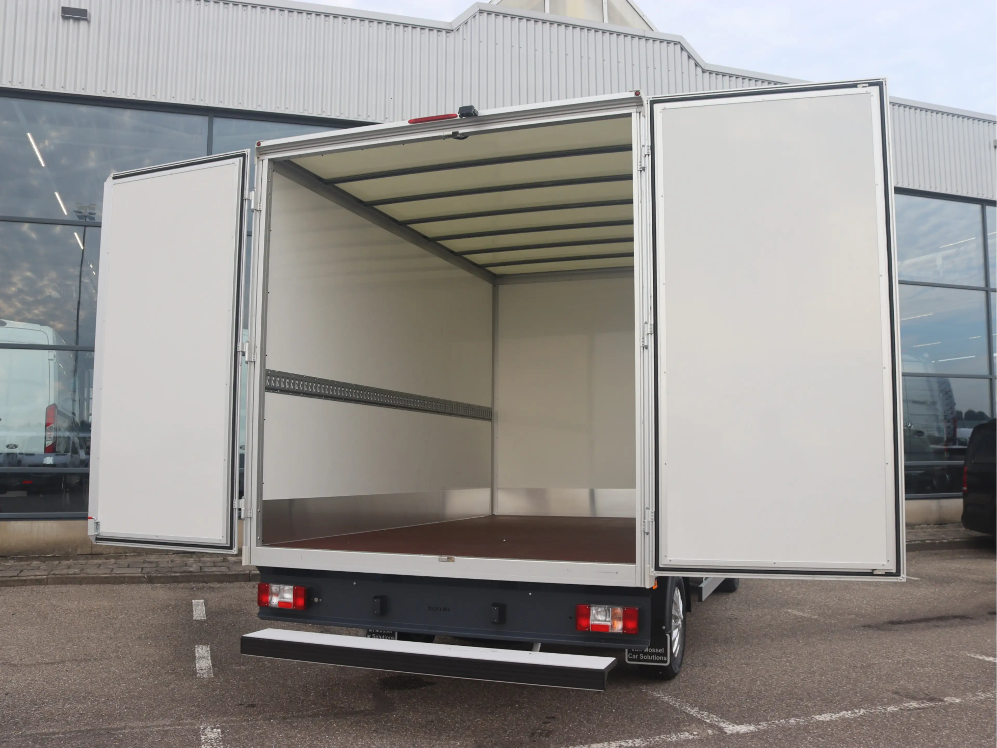 Maxus eDeliver 9 L3 Citybox 65 kWh — photo 3
