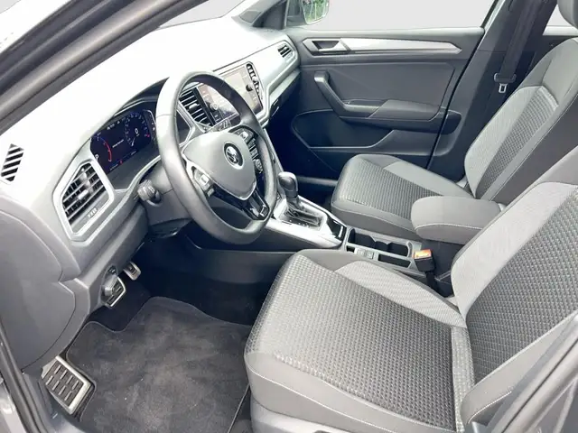 Volkswagen T-Roc view 9
