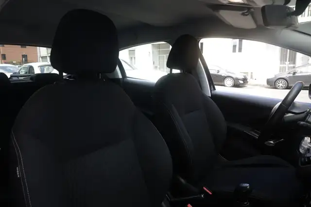 Peugeot 208 view 6