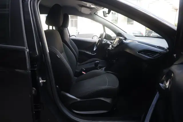 Peugeot 208 view 10