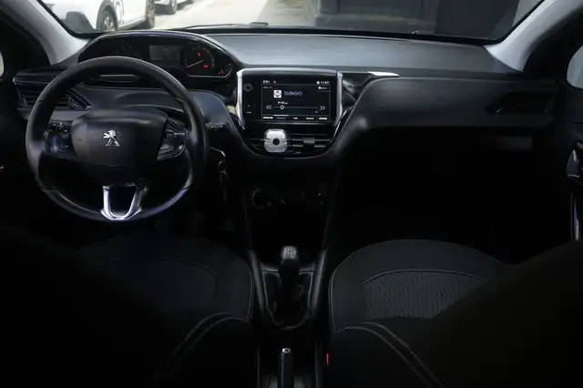 Peugeot 208 view 2