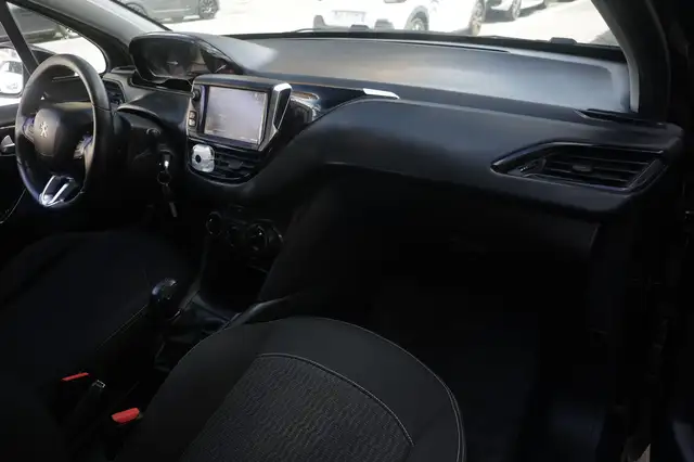 Peugeot 208 view 8