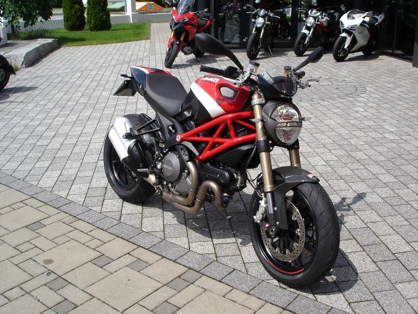 Ducati Monster 1100 Monster 1100 Evo mit Ducati Corse Lacksatz Rojo - 1
