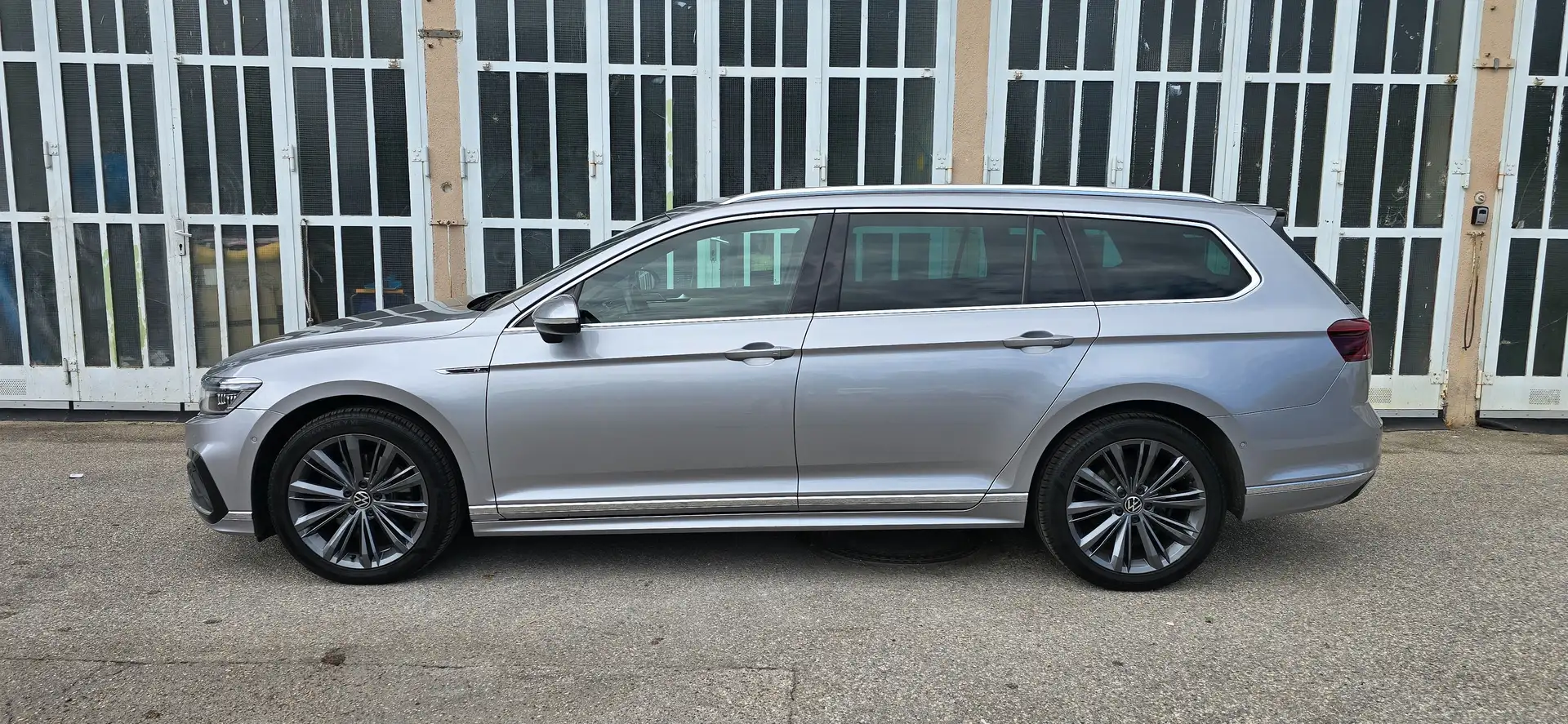 Volkswagen Passat Variant Elegance 2,0 TDI DSG R-Line *Keyless*Sofort Kredit Silber - 2