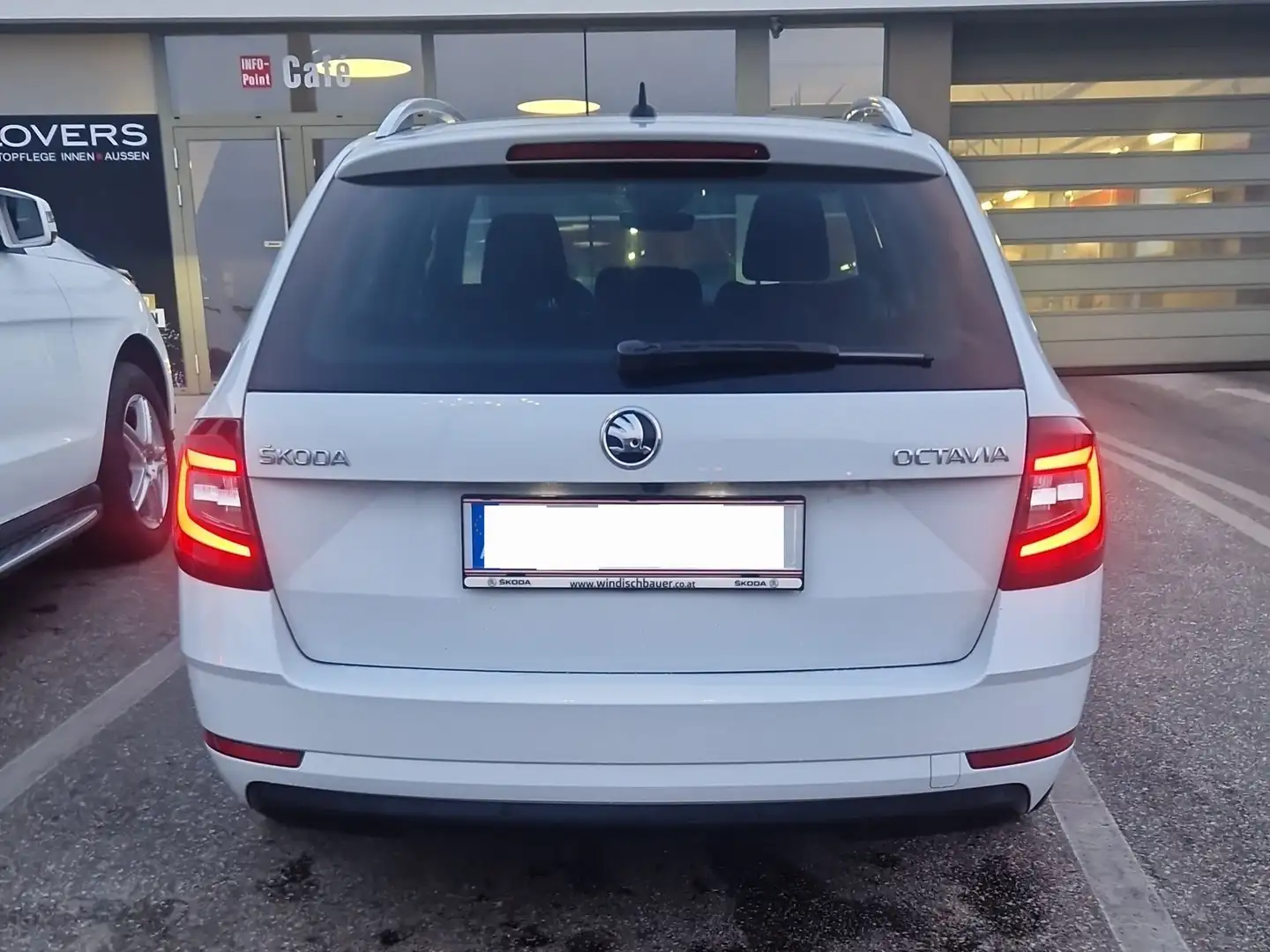 Skoda Octavia Octavia Combi 2,0TDI+Style+Limited+DSG+Style Белый - 1