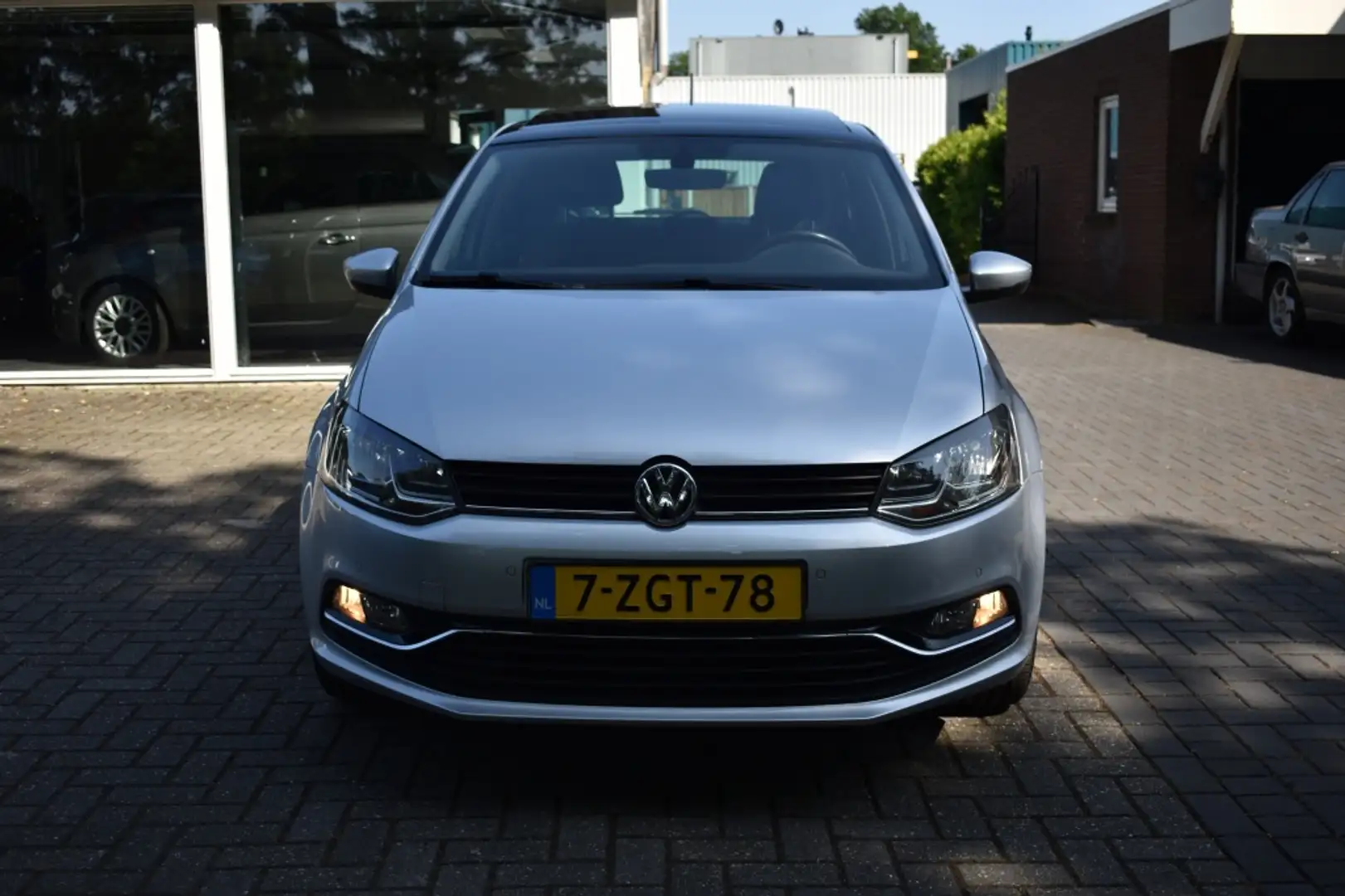 Volkswagen Polo 1.2 TSI Highline CLIMA CRUISE NAVI PDC SCHUIFDAK Grijs - 2